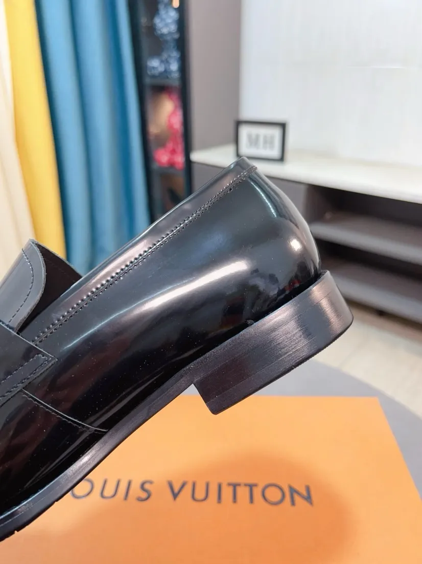 Men's men's shoes 💰500🌸🌸 [Louis Vuitton (LV)] High-end business formal leather shoes 🍀 luxurious and elegant style, both practicality and style, professional focus on details and quality, counter original 1⃣️: 1⃣️ ultra-accurate reproduction 👍🏻! Material: The upper is made of imported original calfskin➕imported Italian cowhide leather. Original anti-slip and wear-resistant outsole! Code number: 38--44 (45 customized)